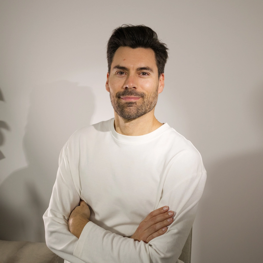 Jose Manuel Martin instructor mindfulness foto de Jose instructor de mindfulness con camiseta blanca, brazos cruzados y leve sonrisa